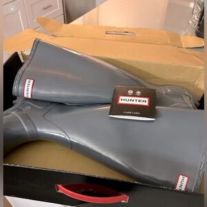 Tall Hunter glossy grey rain boots. Size 7/Male 8/Female. Almost new condition.